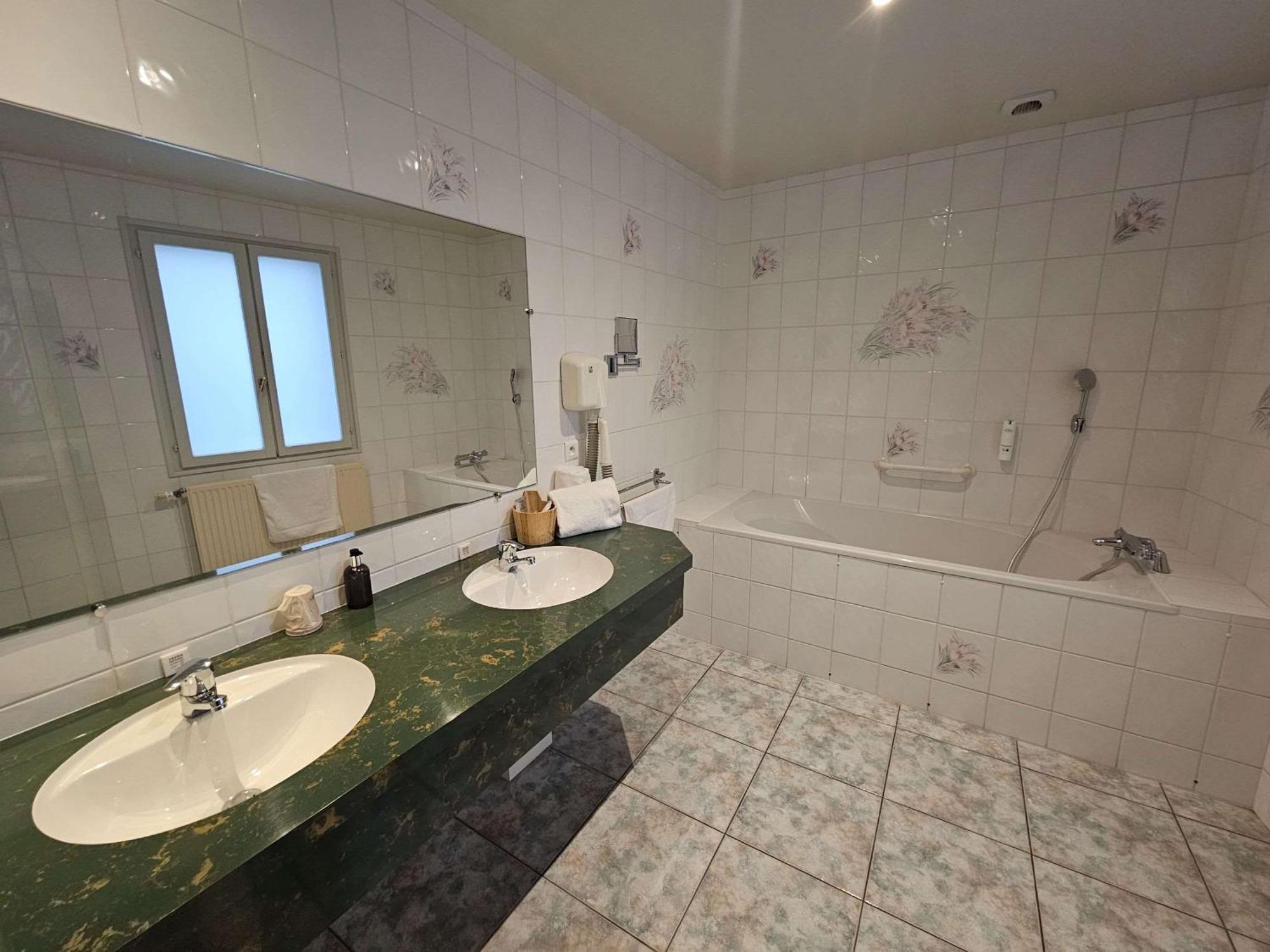 Auberge Du Lac, Sure Hotel Collection By Best Western Mesnil-Saint-Père المظهر الخارجي الصورة