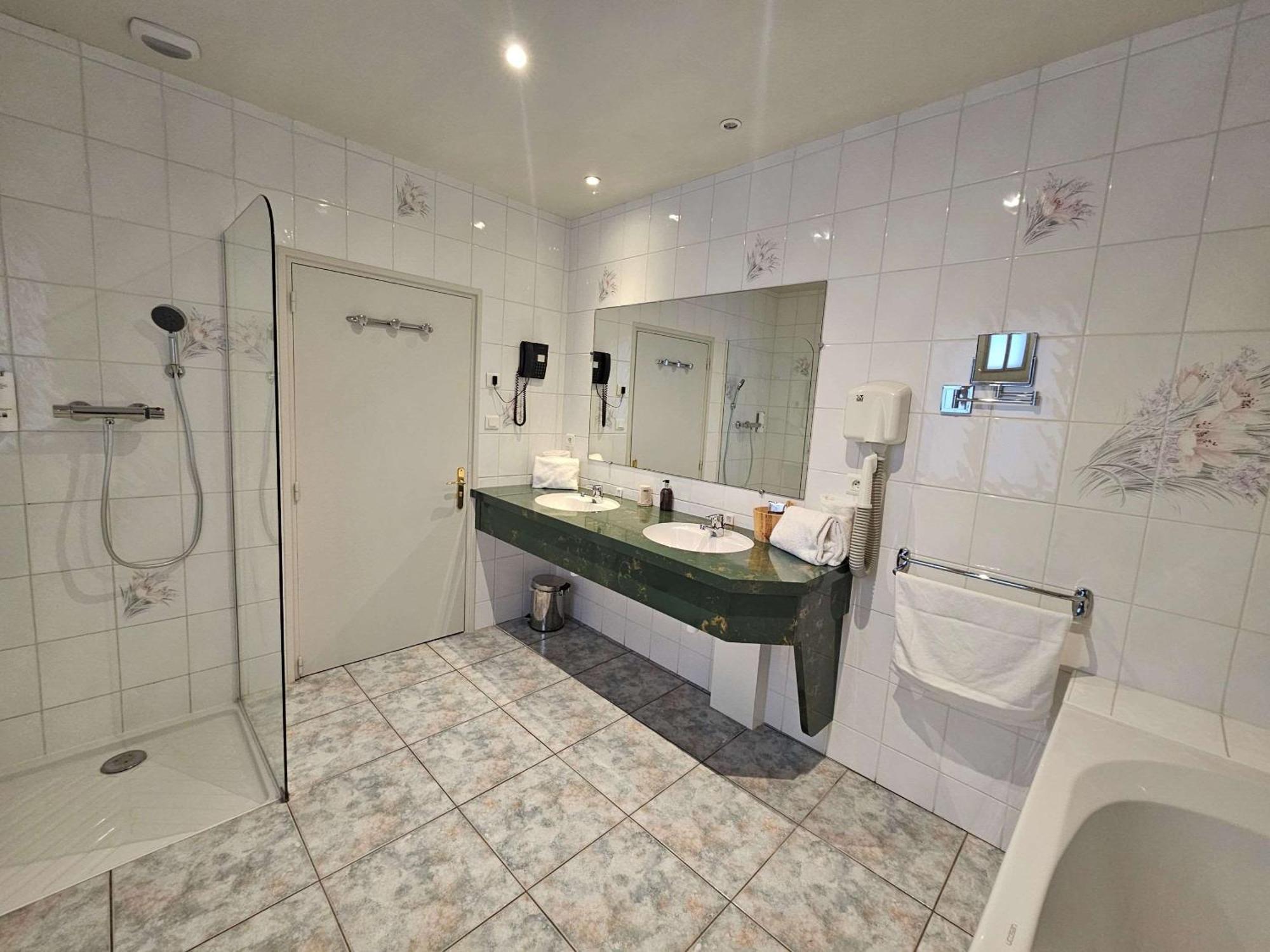 Auberge Du Lac, Sure Hotel Collection By Best Western Mesnil-Saint-Père المظهر الخارجي الصورة